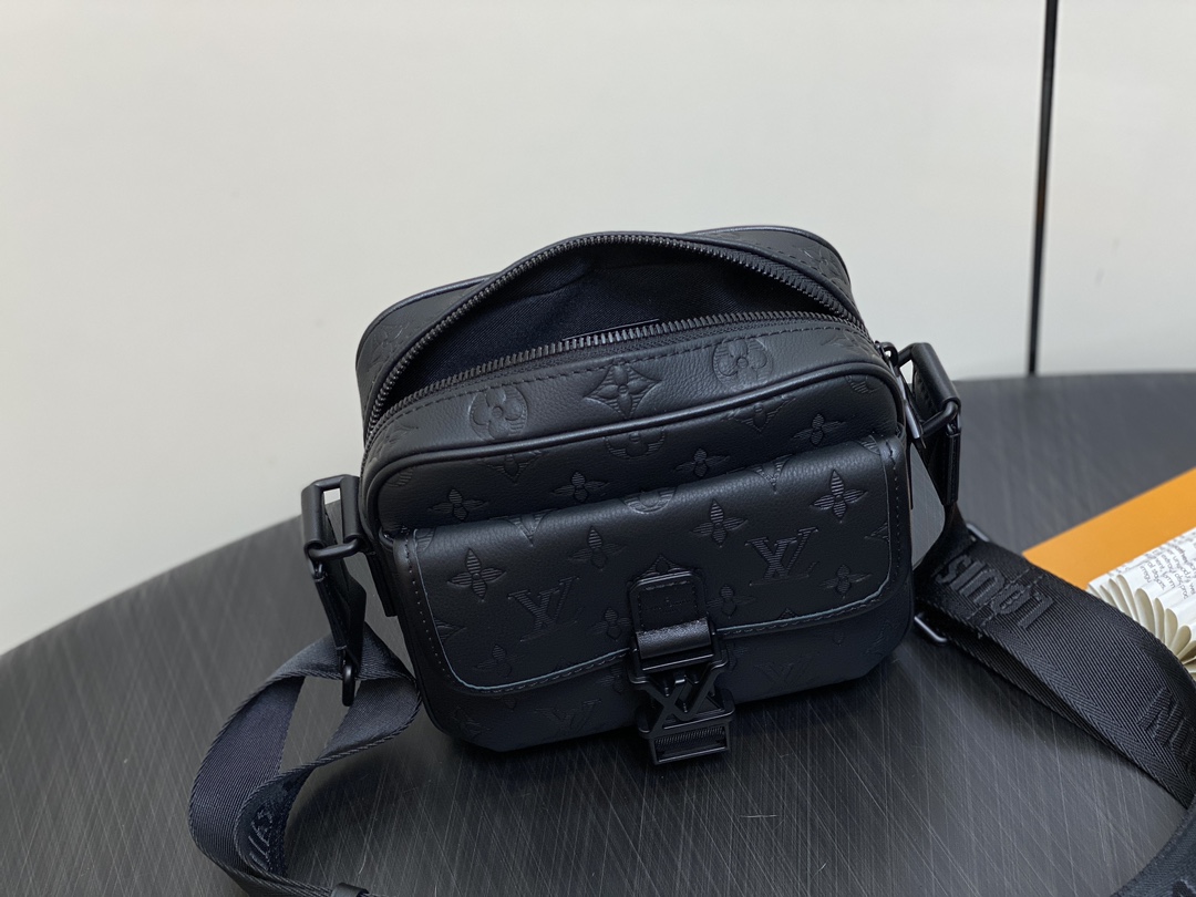 Louis Vuitton Getaway Messenger Bag(18 × 17 × 7.8CM)