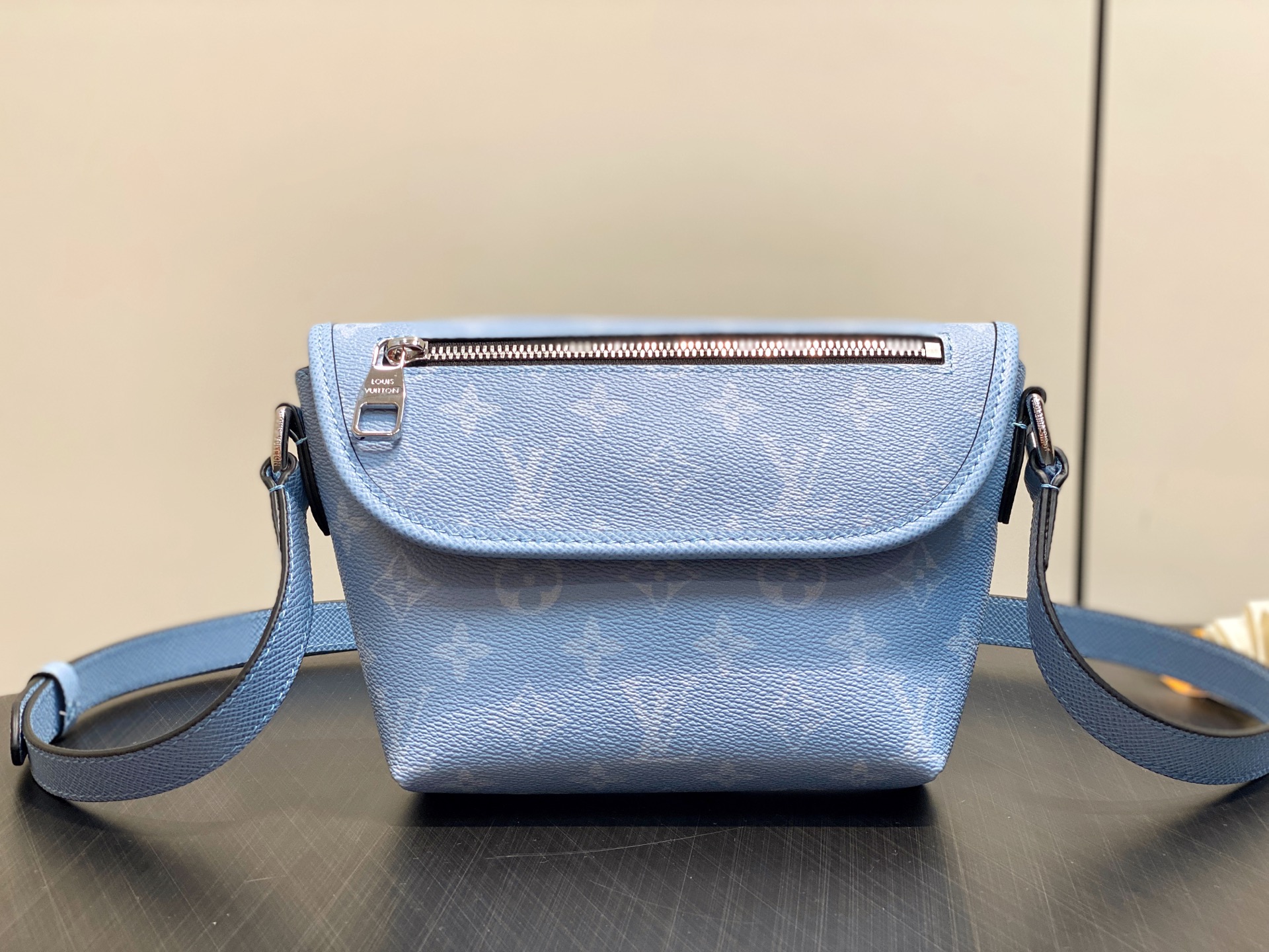 Louis Vuitton Pulse Messenger Bag(22.5 × 16 × 5 CM)