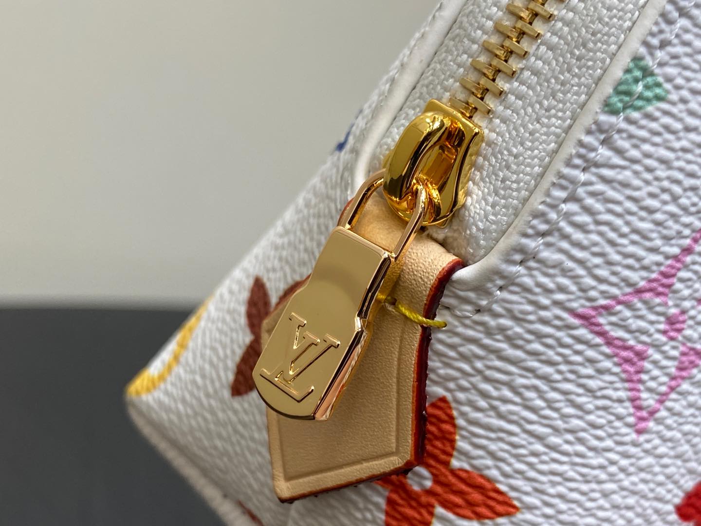 Louis Vuitton Pochette Cosmétique(19 x 12 x 6CM)