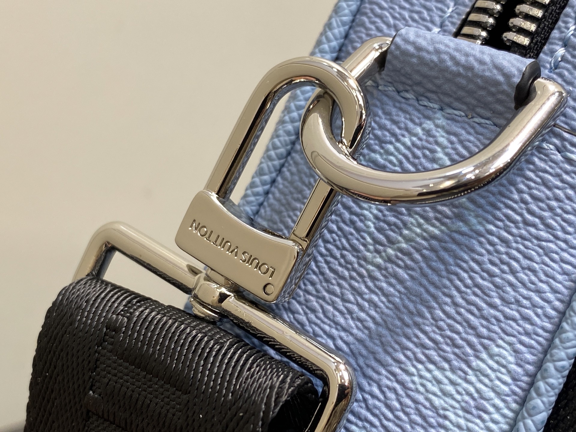 Louis Vuitton Alpha Messenger Bag (16 x 8 x 24CM)