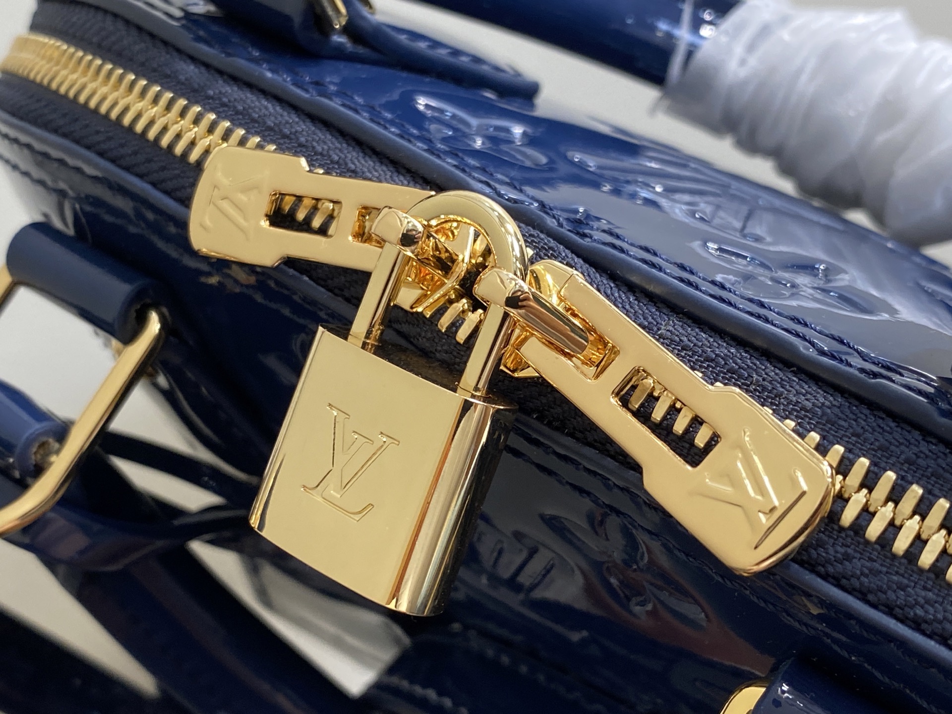 LV Alma BB(23.5 x 17.5 x 11.5CM)