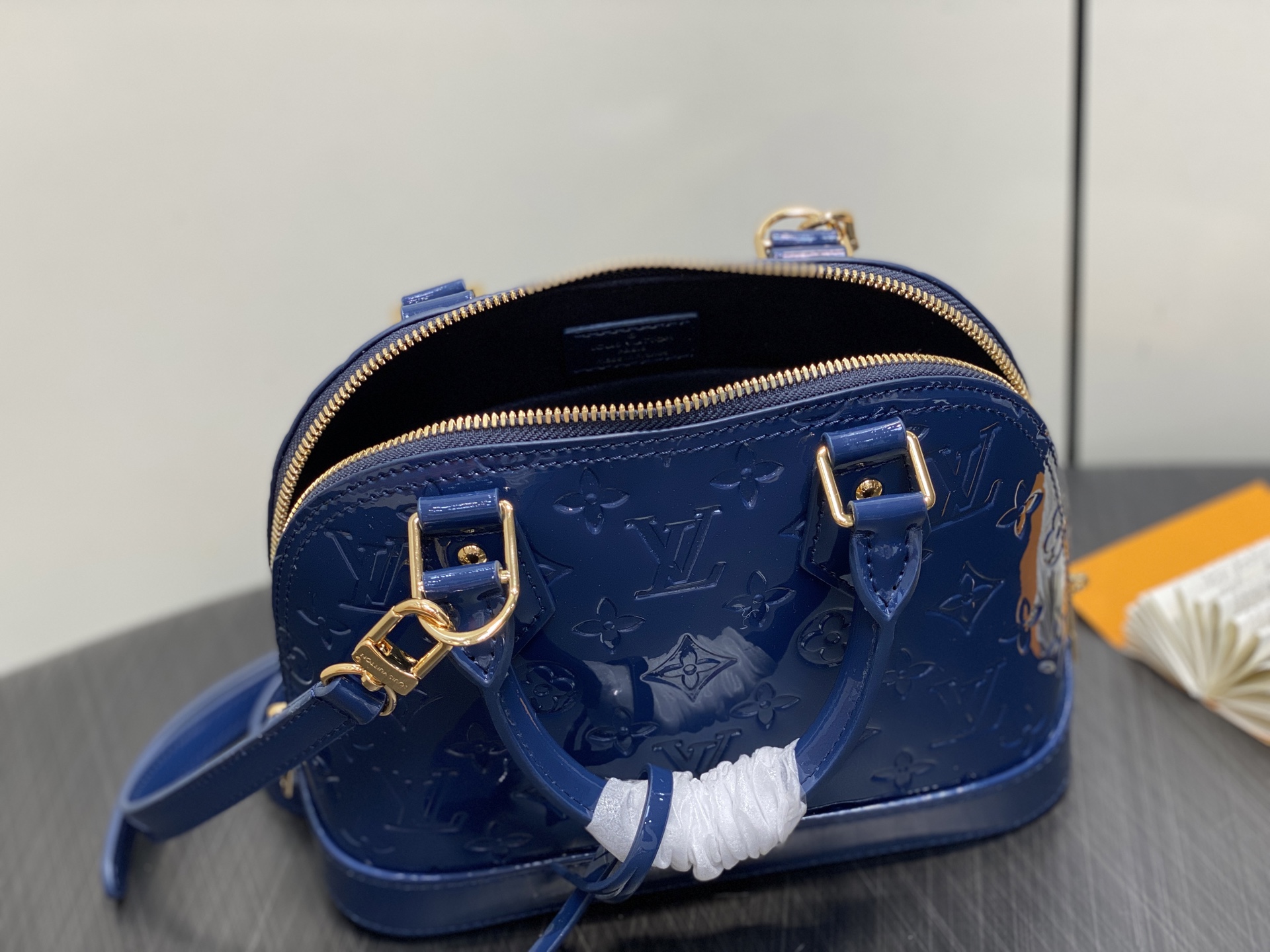 LV Alma BB(23.5 x 17.5 x 11.5CM)