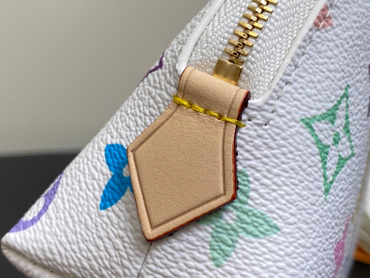 Louis Vuitton Pochette Cosmétique(19 x 12 x 6CM)