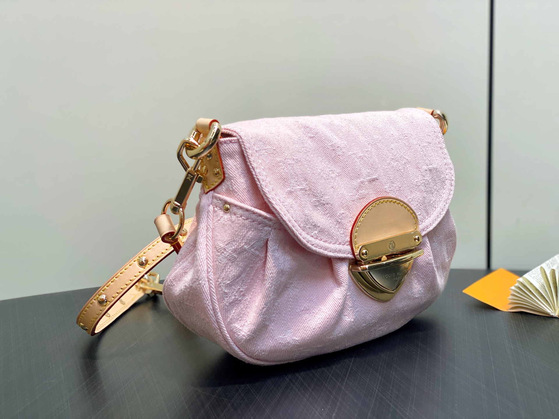 Louis Vuitton Sunset Bag(27 × 18 × 3CM)