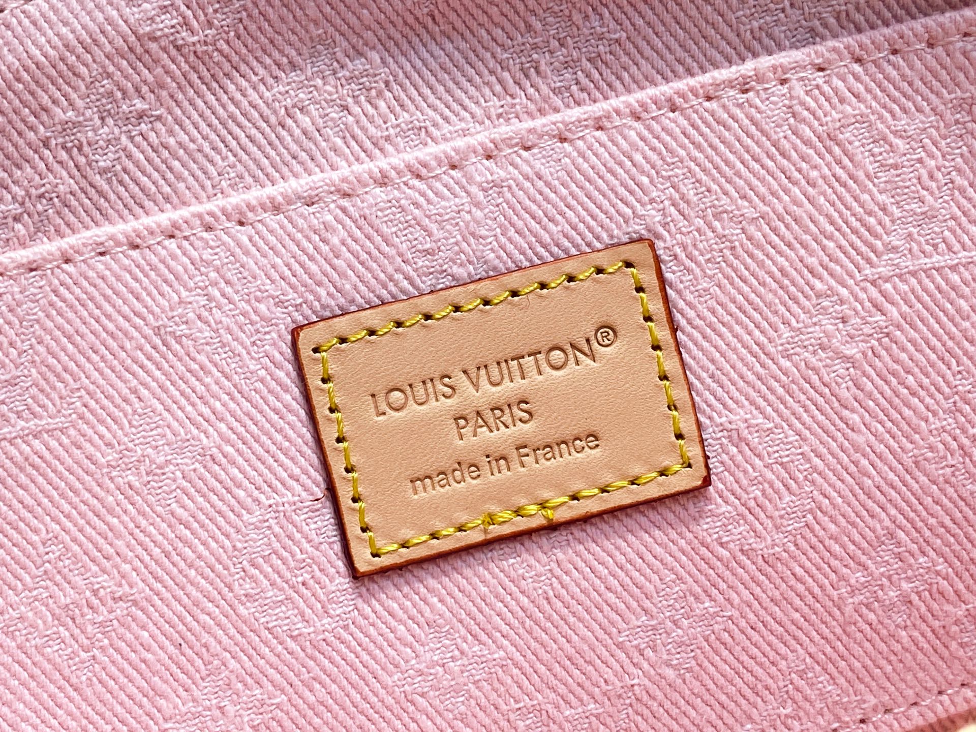 Louis Vuitton Pochette Cosmétique(19 x 12 x 6CM)