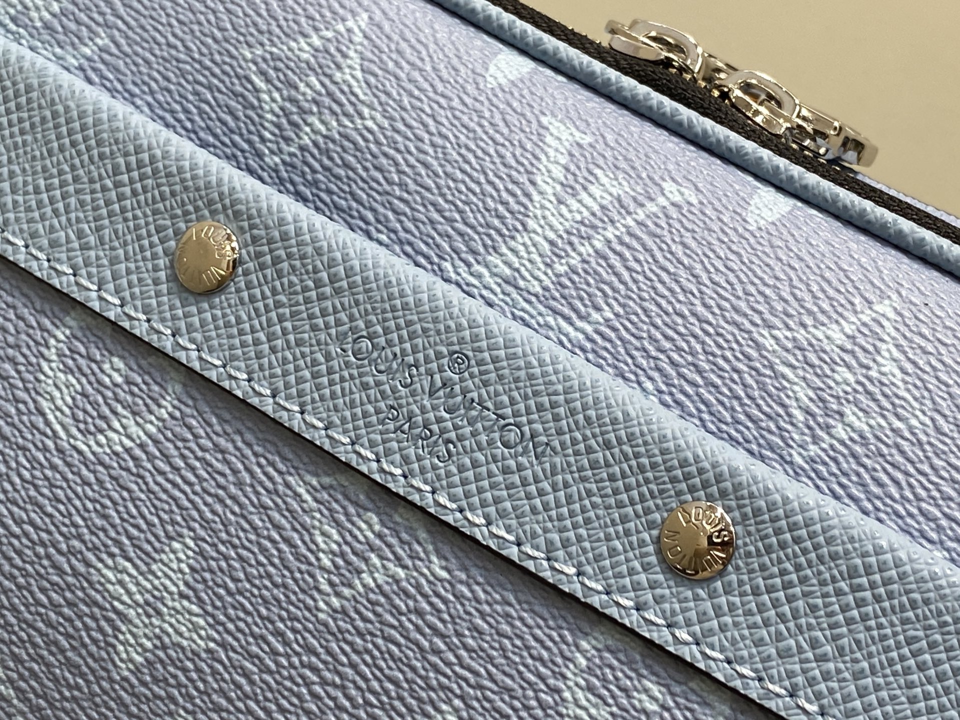 Louis Vuitton Alpha Messenger Bag (16 x 8 x 24CM)