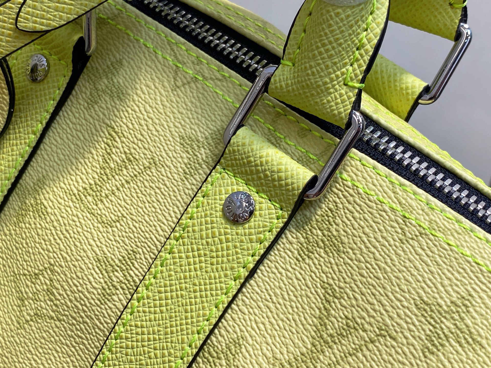 Louis Vuitton Keepall Bandoulière 25 (15 x 11 x 25CM)