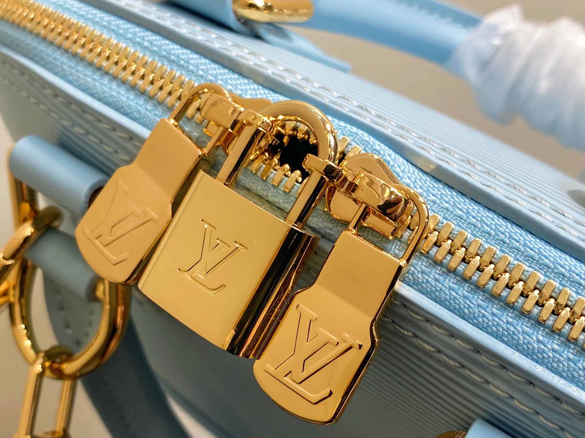 LV Alma BB(23.5 x 17.5 x 11.5CM)