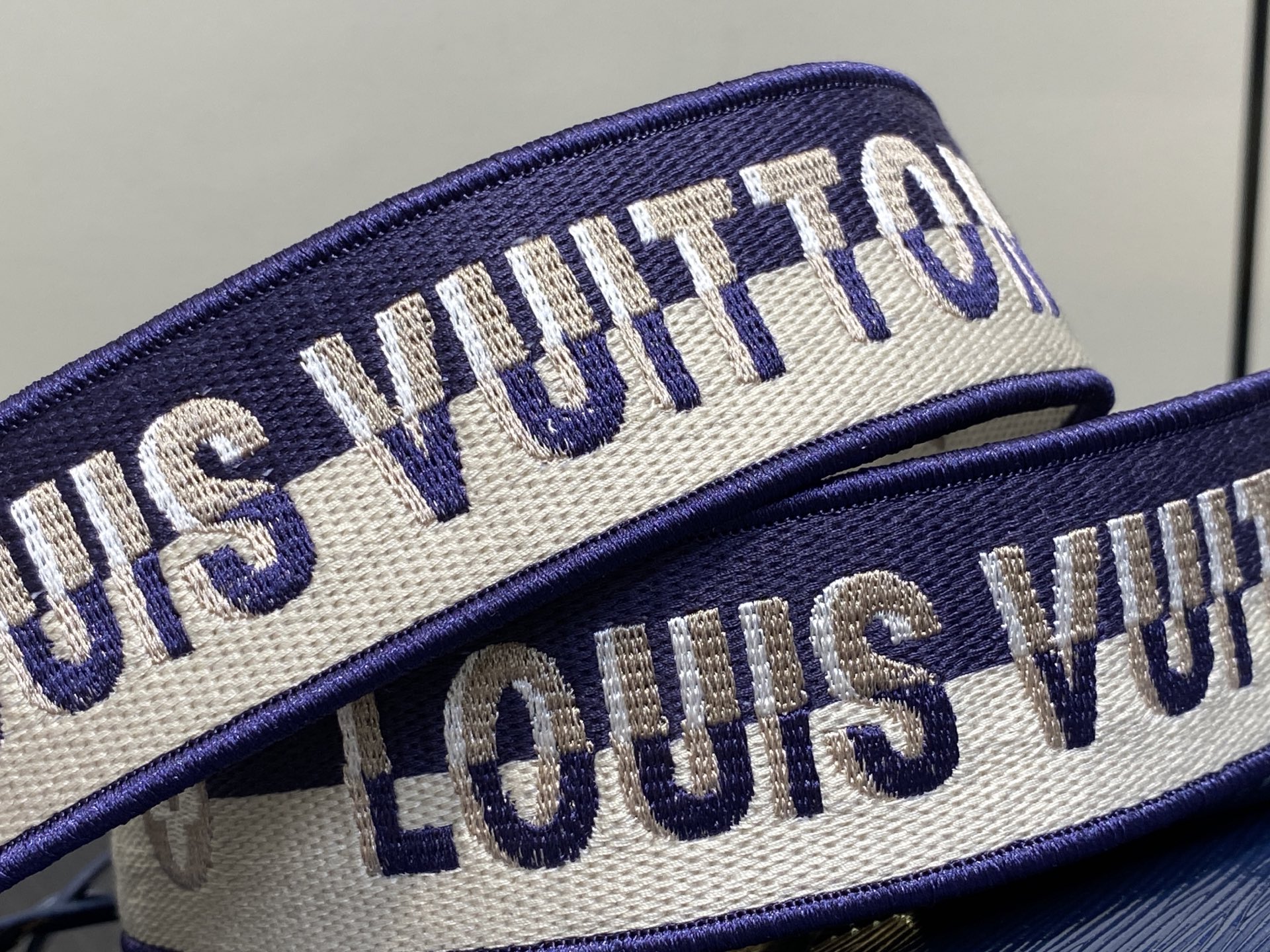 Louis Vuitton Cluny Bag (28 x 20 x 10CM)