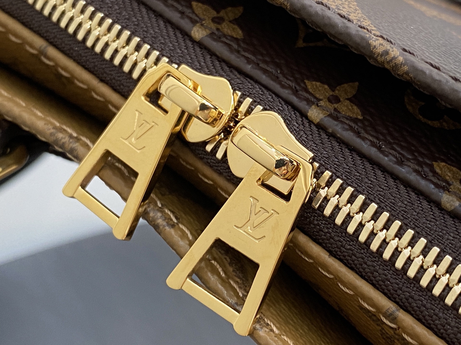 Louis Vuitton OnTheGo East West(13 x 10 x 25)