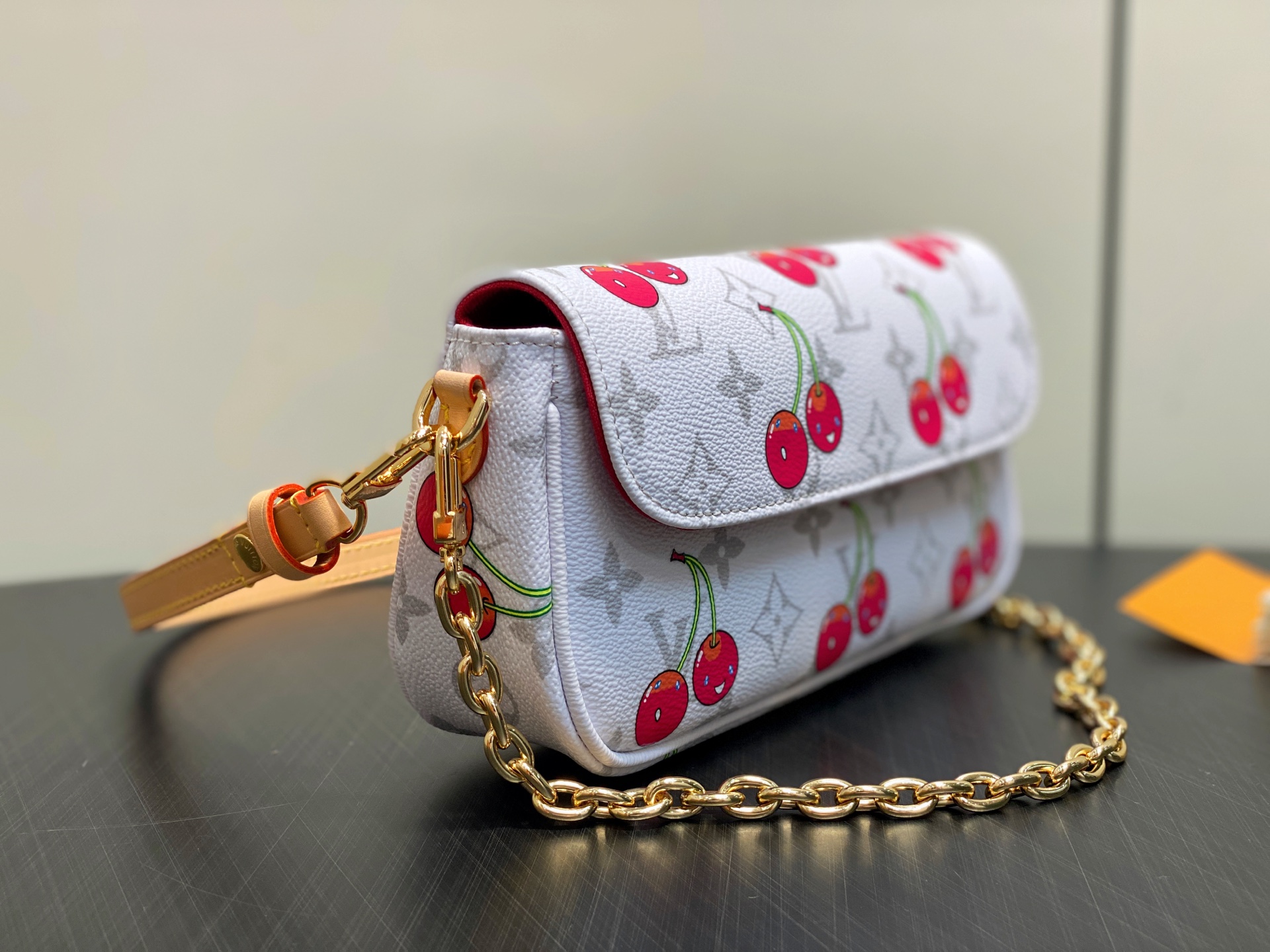 Lou*s Vuitton x TM Wallet On Chain Ivy Bag (23.5x12x4.3CM)