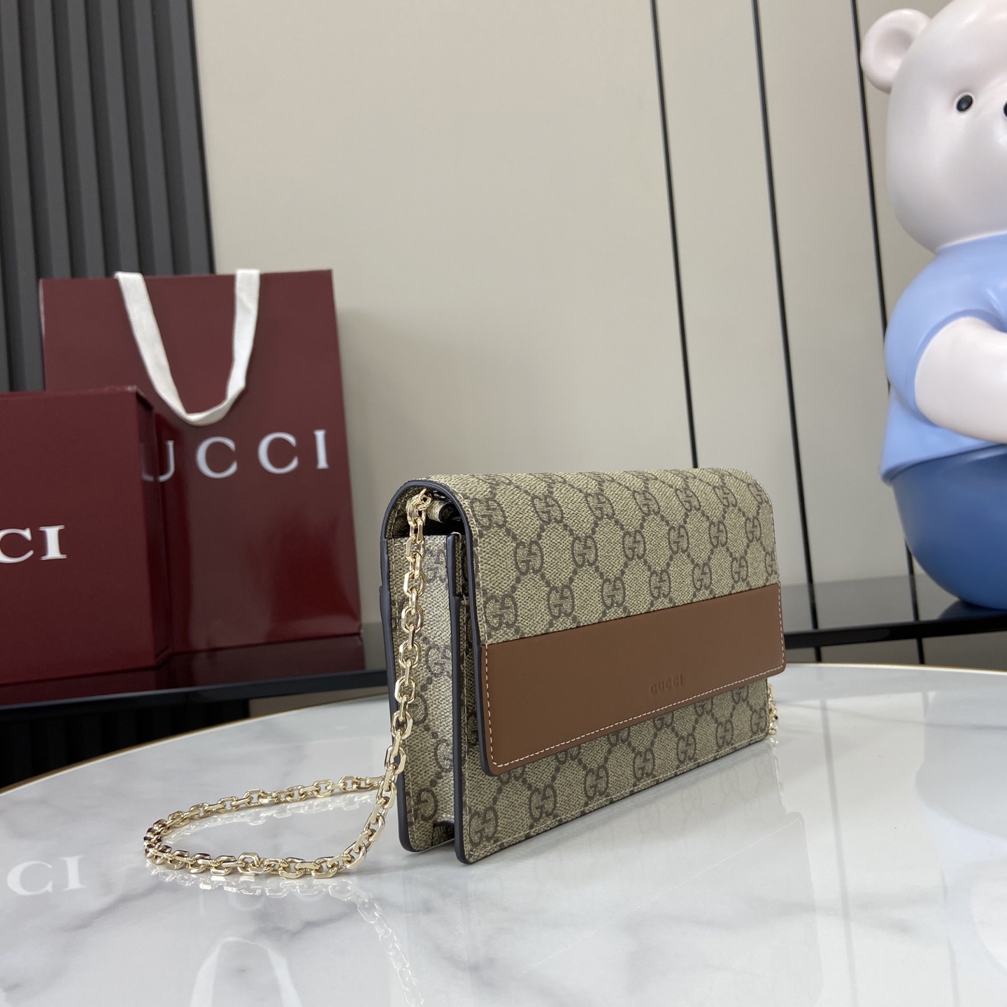 Gucc* GG Emblem Shoulder Bag(20*13*4CM)