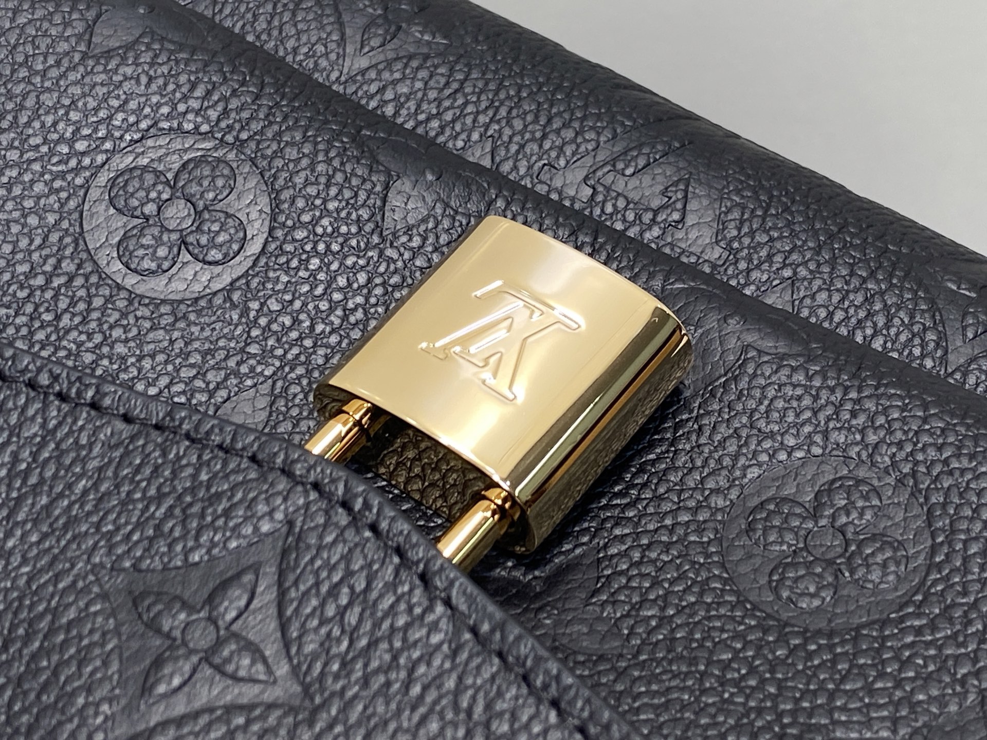 Louis Vuitt*n Anytime Flap Bag(18.5 x 9.5 x 29.5CM)