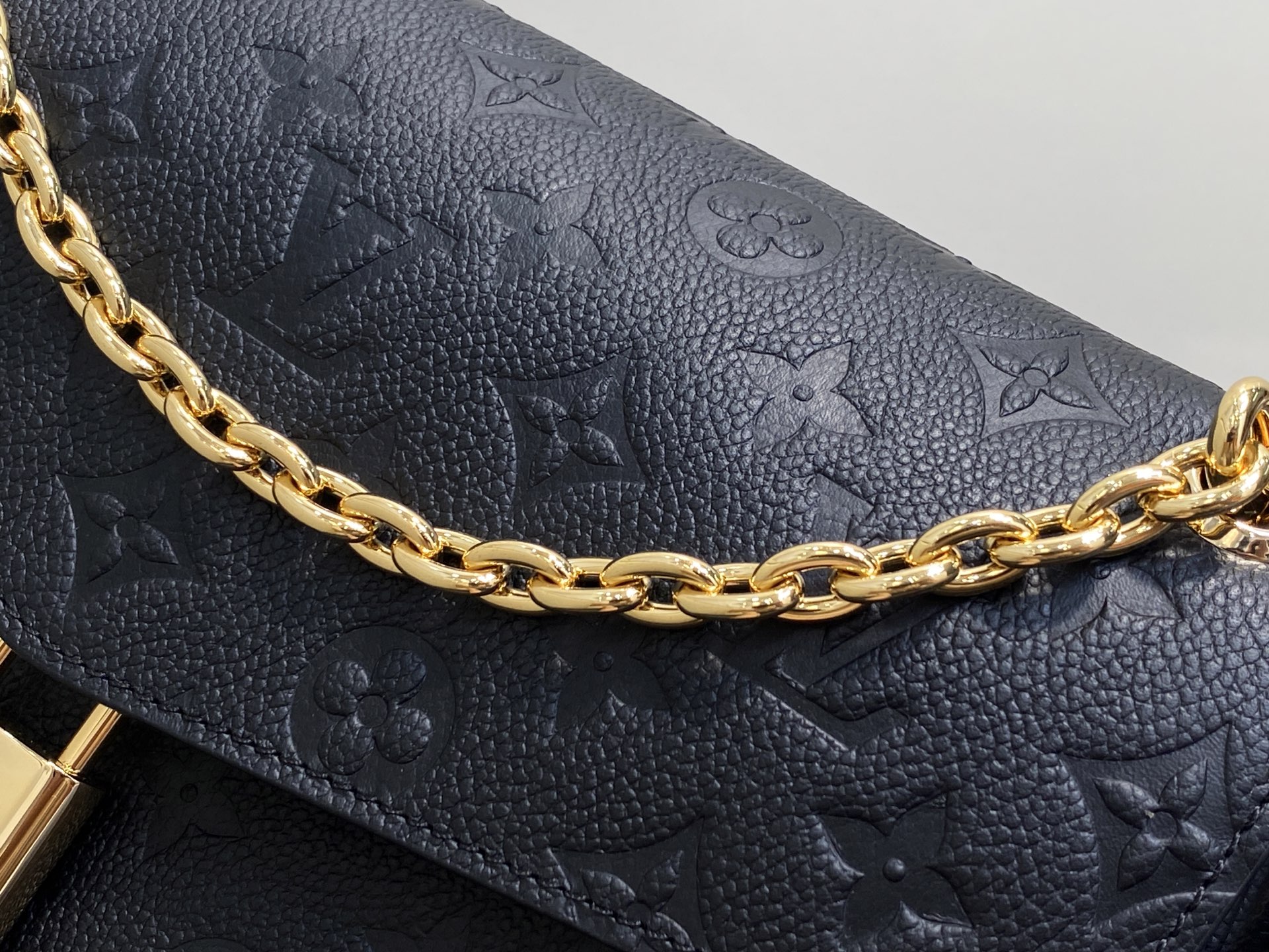 Louis Vuitt*n Anytime Flap Bag(18.5 x 9.5 x 29.5CM)