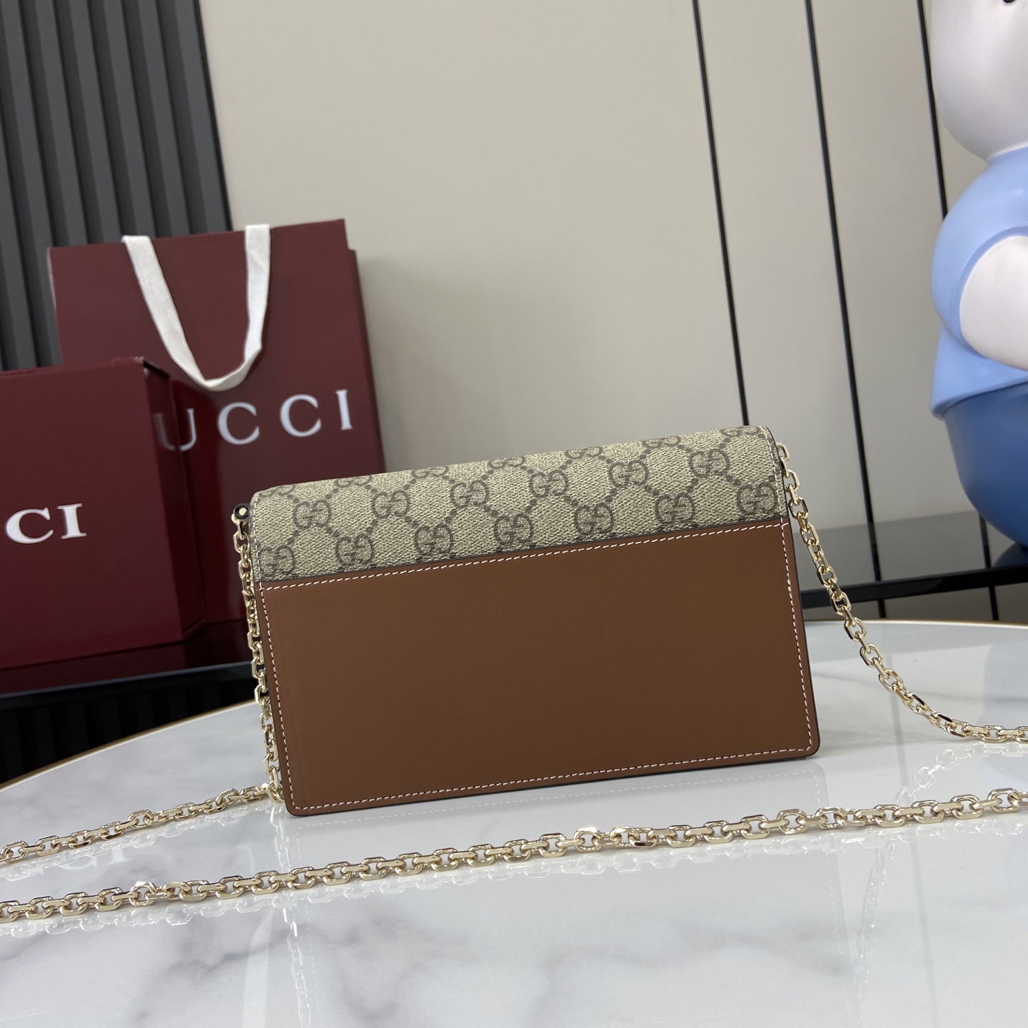 Gucc* GG Emblem Shoulder Bag(20*13*4CM)