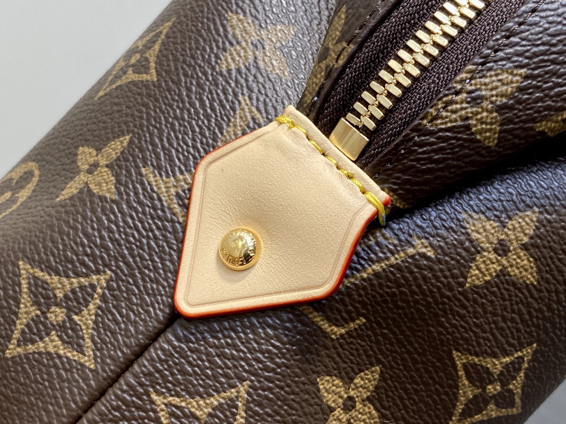 Louis Vuitton Pochette Cosmétique(18 x 9 x 27CM)