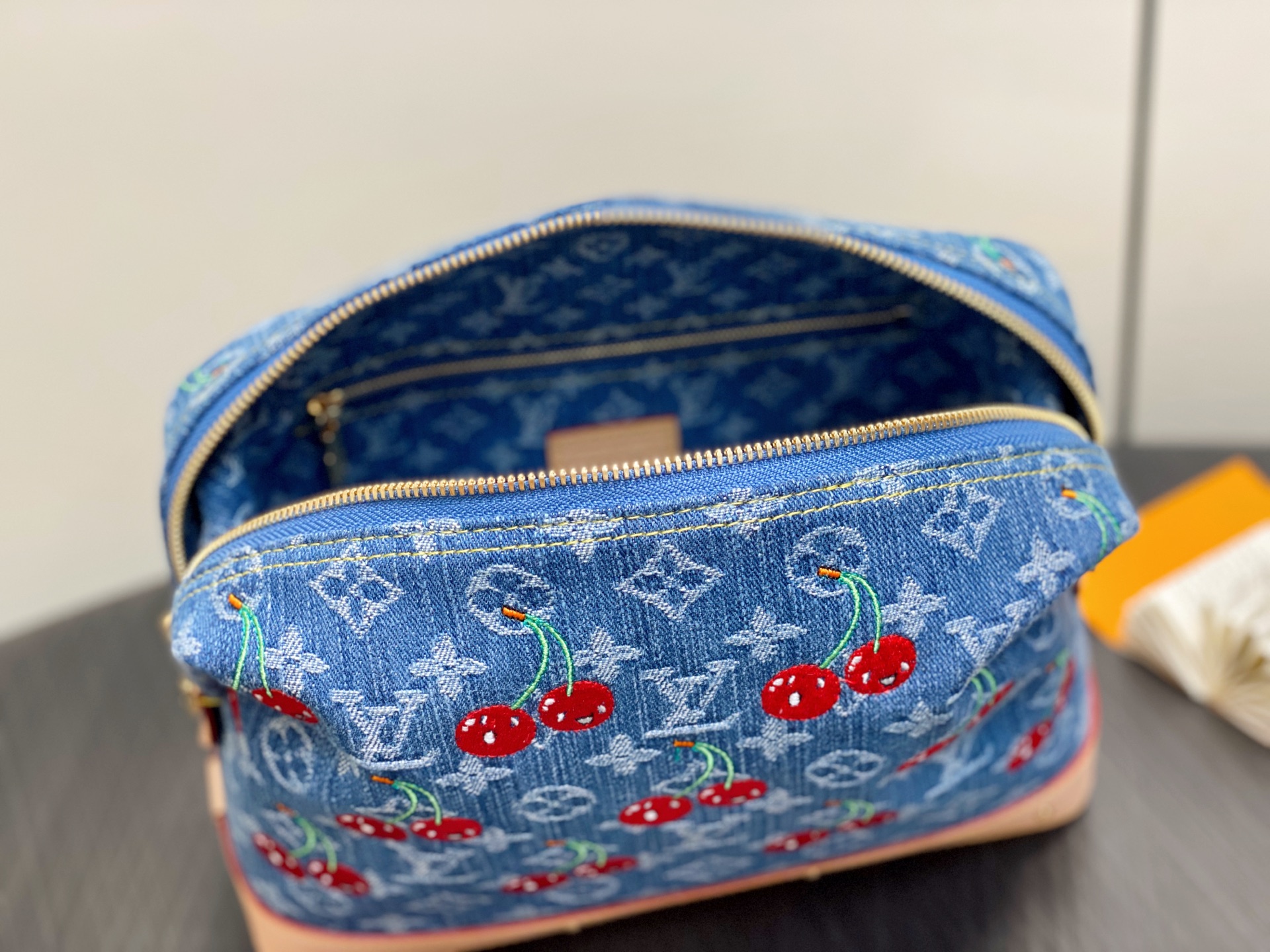 Louis Vuitt*n Pochette Cosmétique（27 x 18 x 9CM)