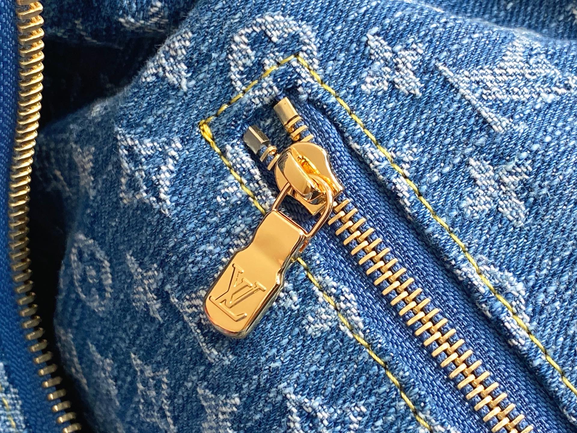 Louis Vuitt*n Pochette Cosmétique（27 x 18 x 9CM)