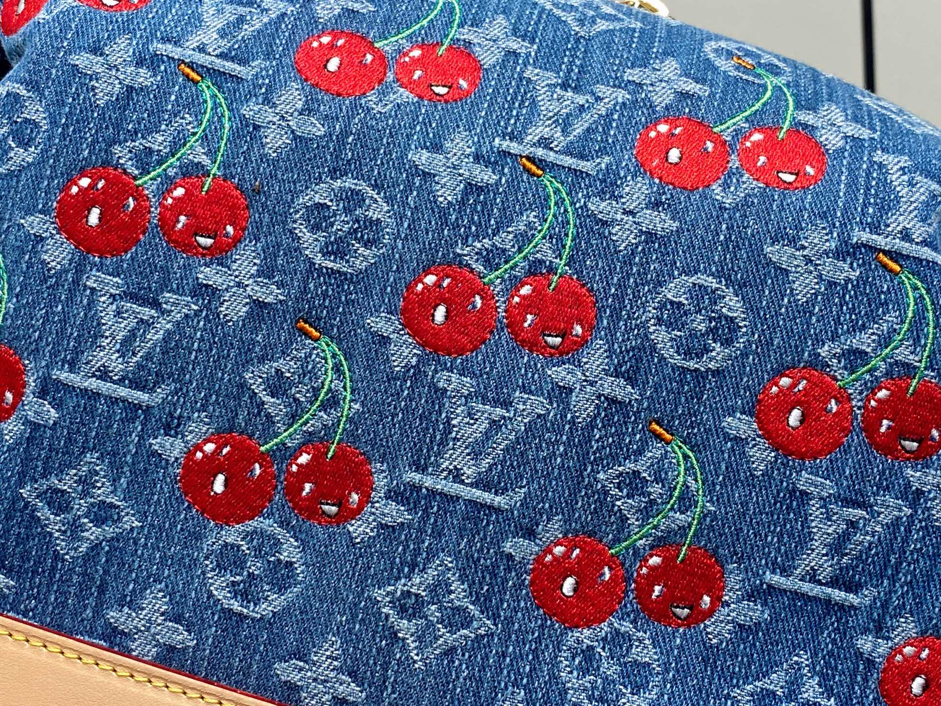 Louis Vuitt*n Pochette Cosmétique（27 x 18 x 9CM)