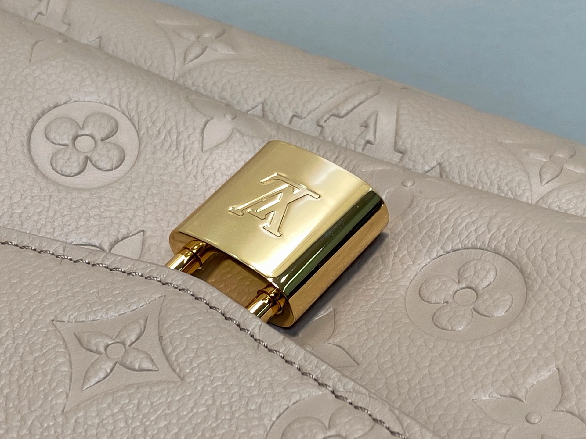 Louis Vuitt*n Anytime Flap Bag(18.5 x 9.5 x 29.5CM)