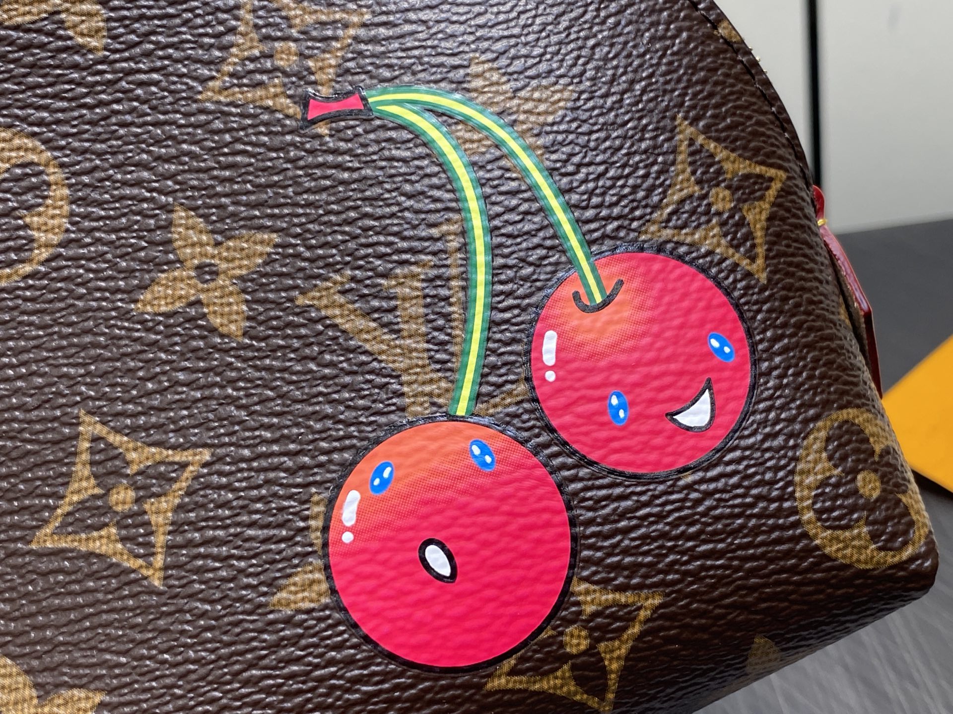 Louis Vuitton Pochette Cosmétique(17 × 12 × 6CM)