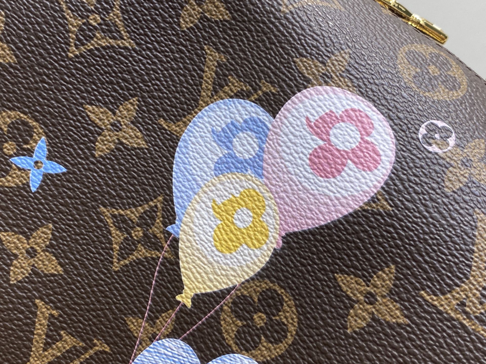 Louis Vuitton Pochette Cosmétique(18 x 9 x 27CM)