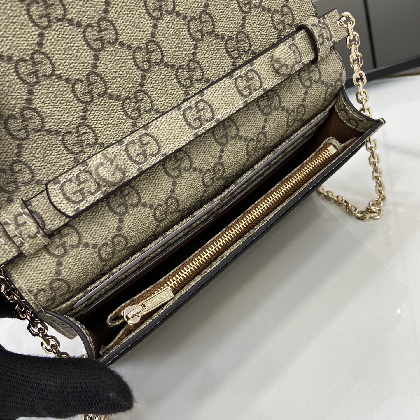 Gucc* GG Emblem Shoulder Bag(20*13*4CM)