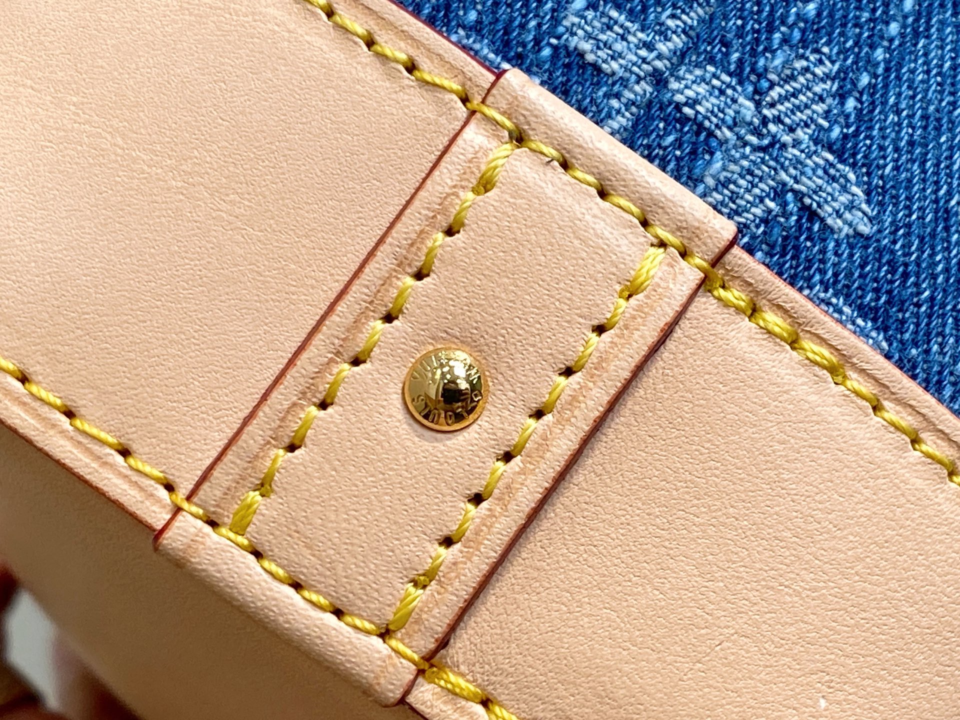 Louis Vuitt*n Pochette Cosmétique（27 x 18 x 9CM)