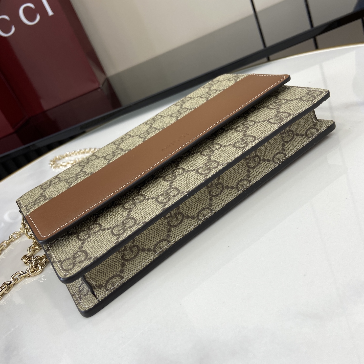 Gucc* GG Emblem Shoulder Bag(20*13*4CM)