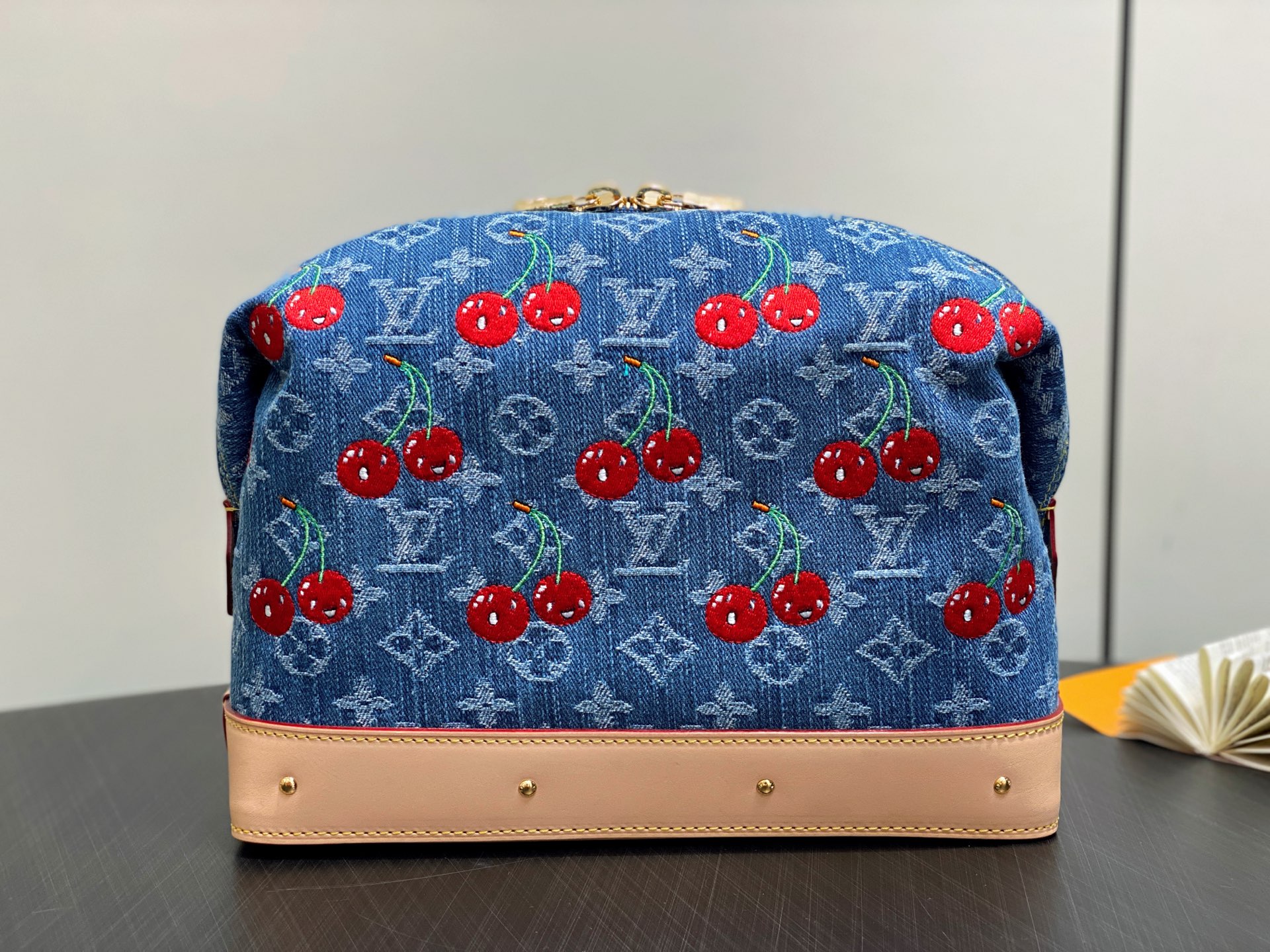 Louis Vuitt*n Pochette Cosmétique（27 x 18 x 9CM)