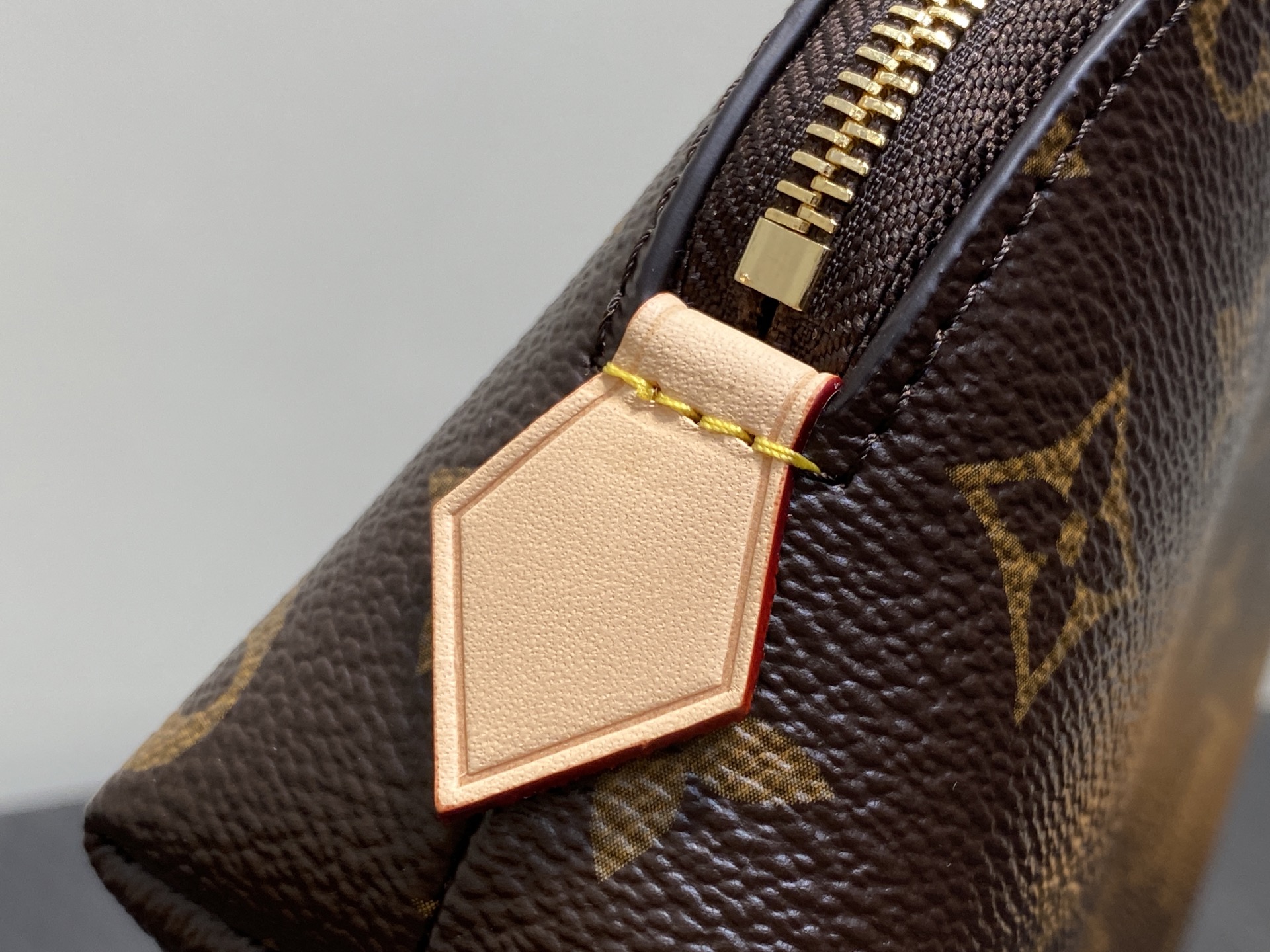 Louis Vuitton Pochette Cosmétique(17 × 12 × 6CM)