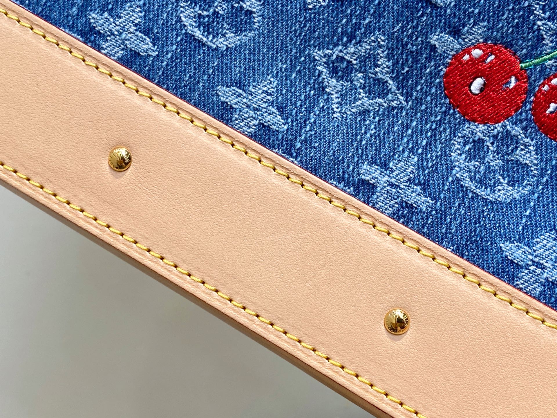 Louis Vuitt*n Pochette Cosmétique（27 x 18 x 9CM)