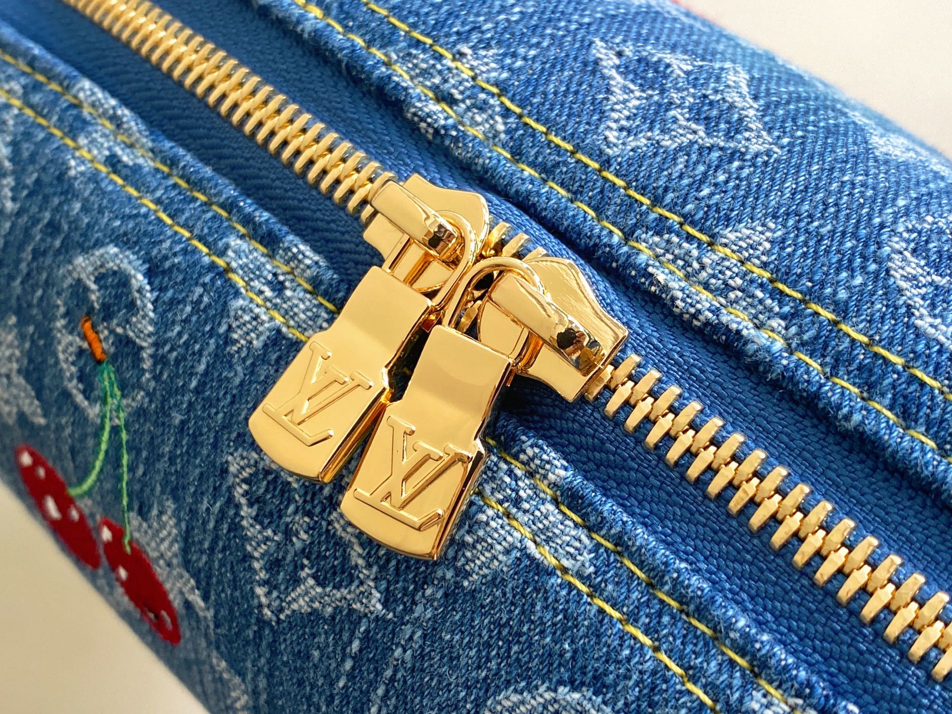 Louis Vuitt*n Pochette Cosmétique（27 x 18 x 9CM)