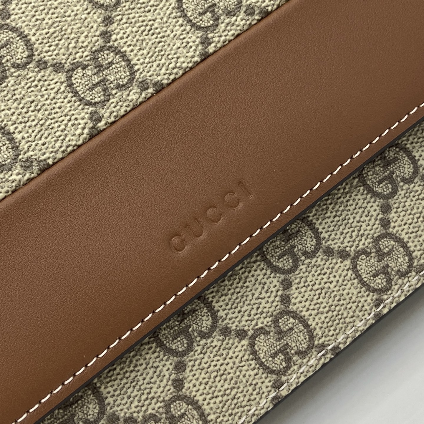 Gucc* GG Emblem Shoulder Bag(20*13*4CM)