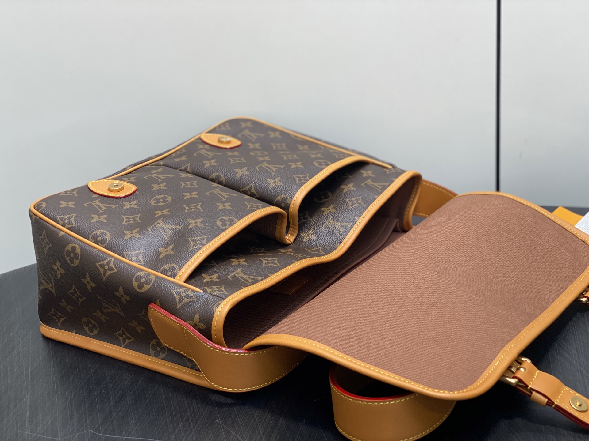 Louis Vuitt*n Satchel Messenger Bag(24 x 12 x 35.5CM)