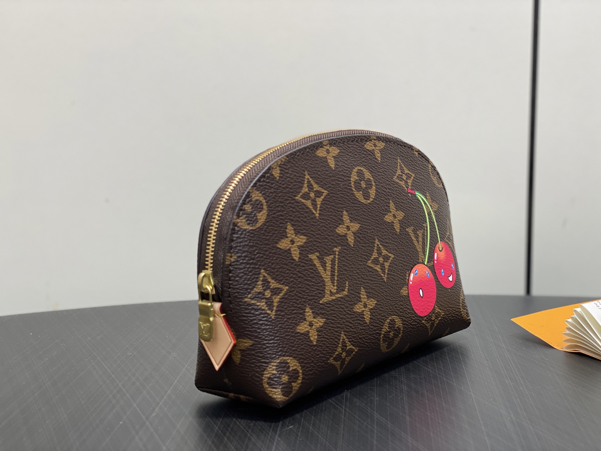 Louis Vuitton Pochette Cosmétique(17 × 12 × 6CM)