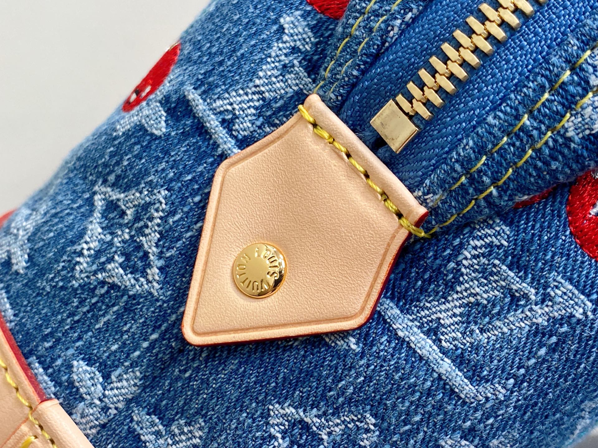 Louis Vuitt*n Pochette Cosmétique（27 x 18 x 9CM)