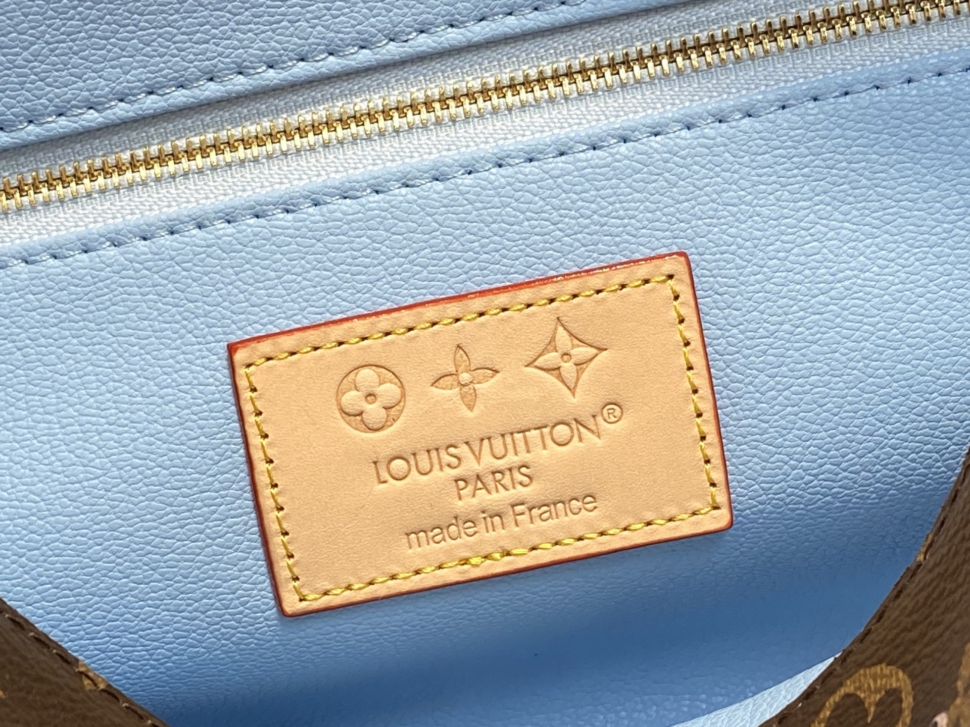 Louis Vuitton Pochette Cosmétique(18 x 9 x 27CM)