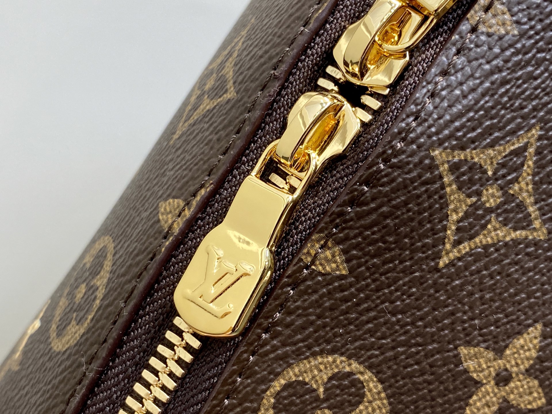 Louis Vuitton Pochette Cosmétique(18 x 9 x 27CM)