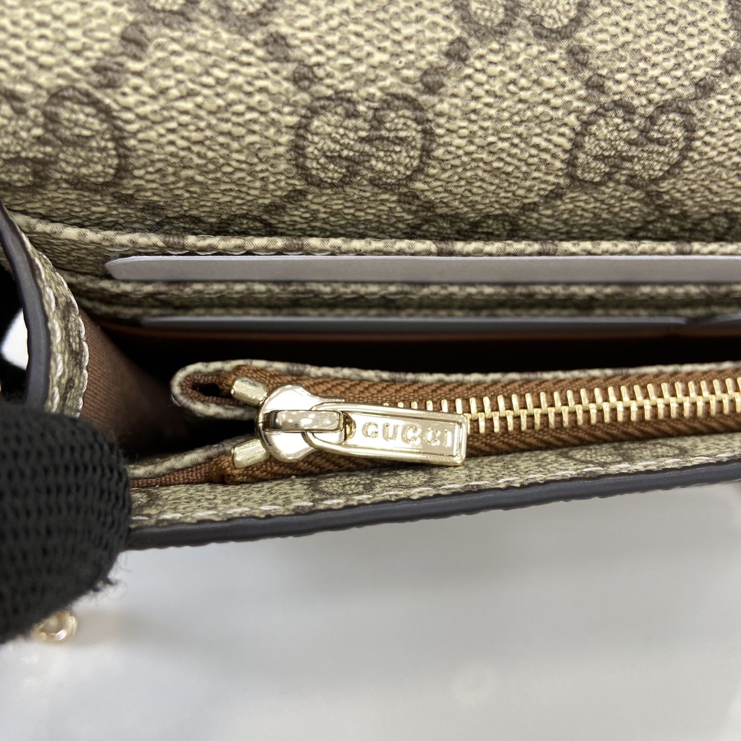 Gucc* GG Emblem Shoulder Bag(20*13*4CM)