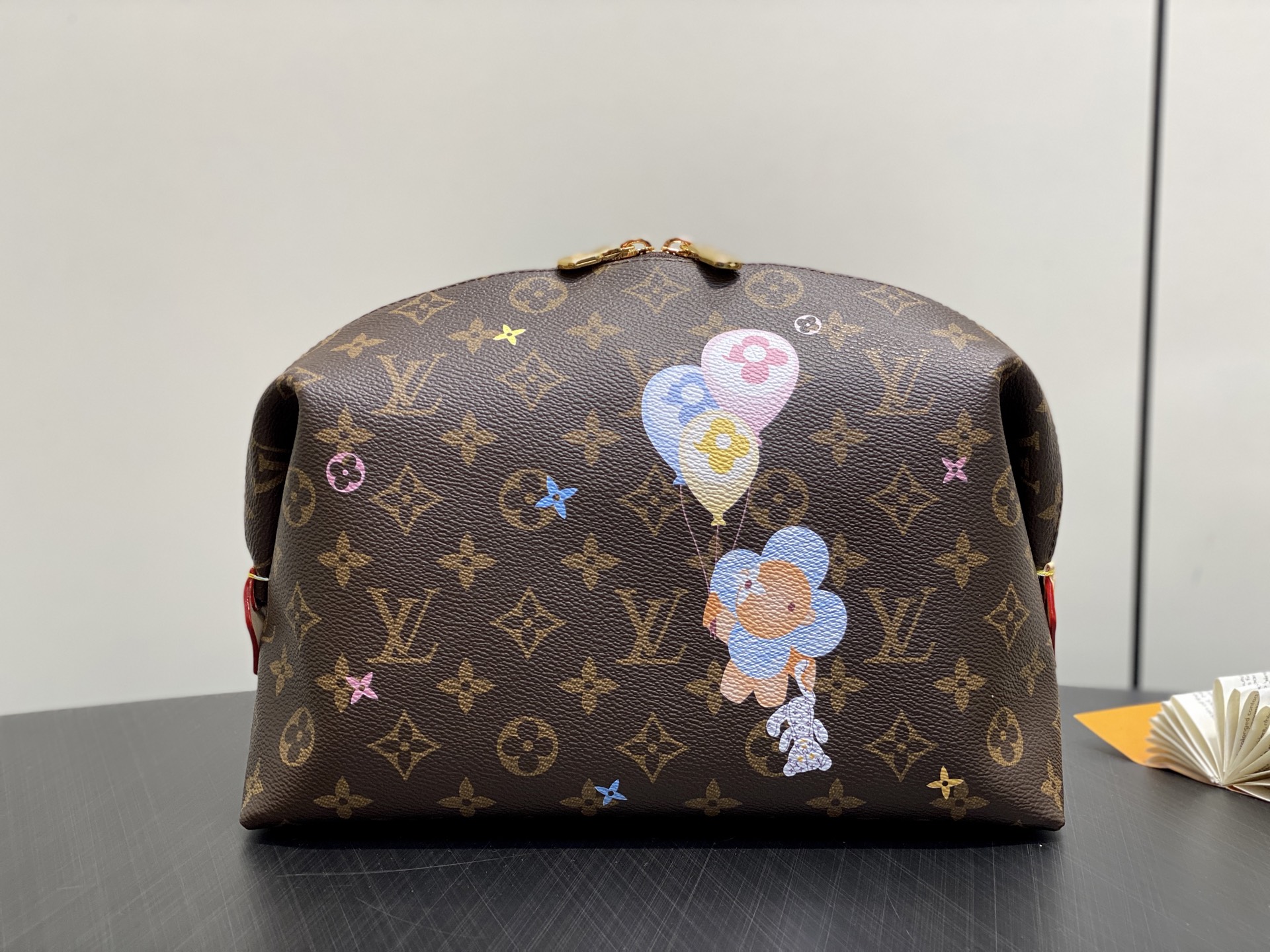 Louis Vuitton Pochette Cosmétique(18 x 9 x 27CM)