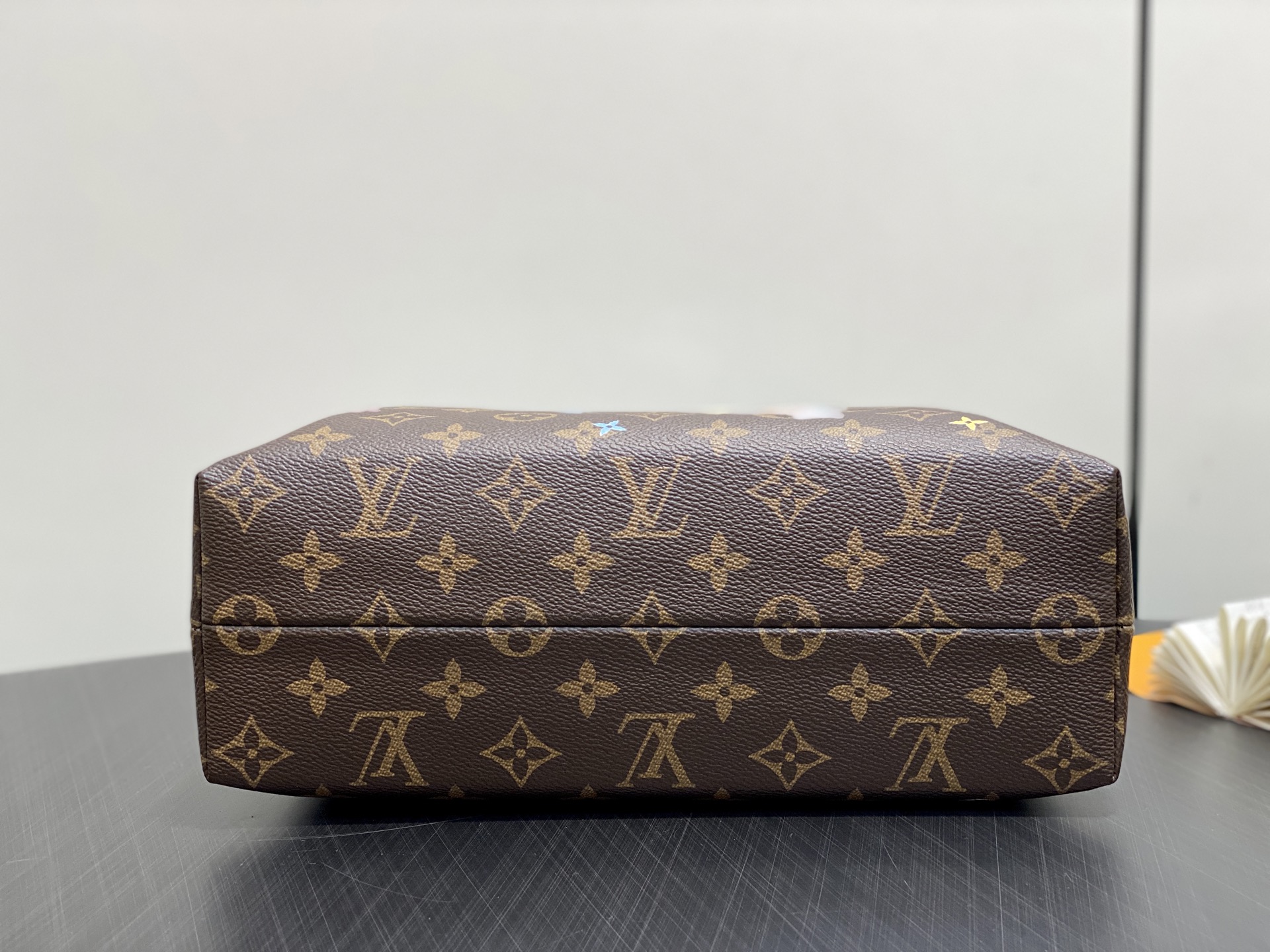 Louis Vuitton Pochette Cosmétique(18 x 9 x 27CM)