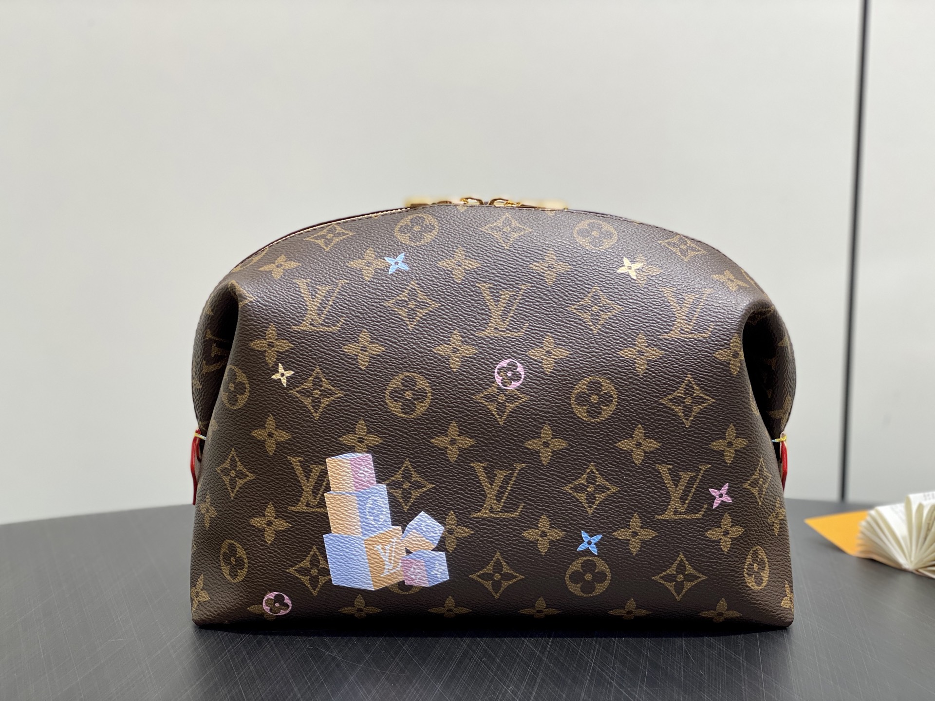 Louis Vuitton Pochette Cosmétique(18 x 9 x 27CM)