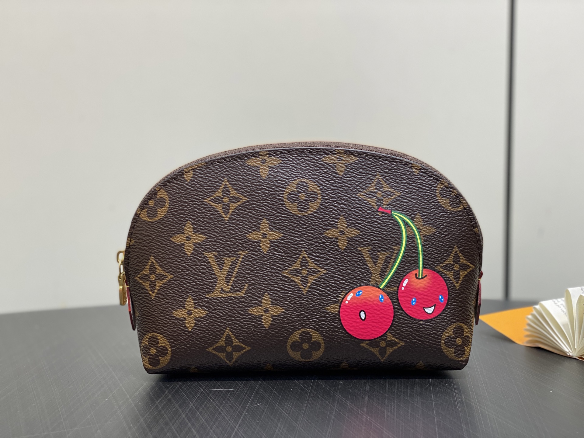 Louis Vuitton Pochette Cosmétique(17 × 12 × 6CM)