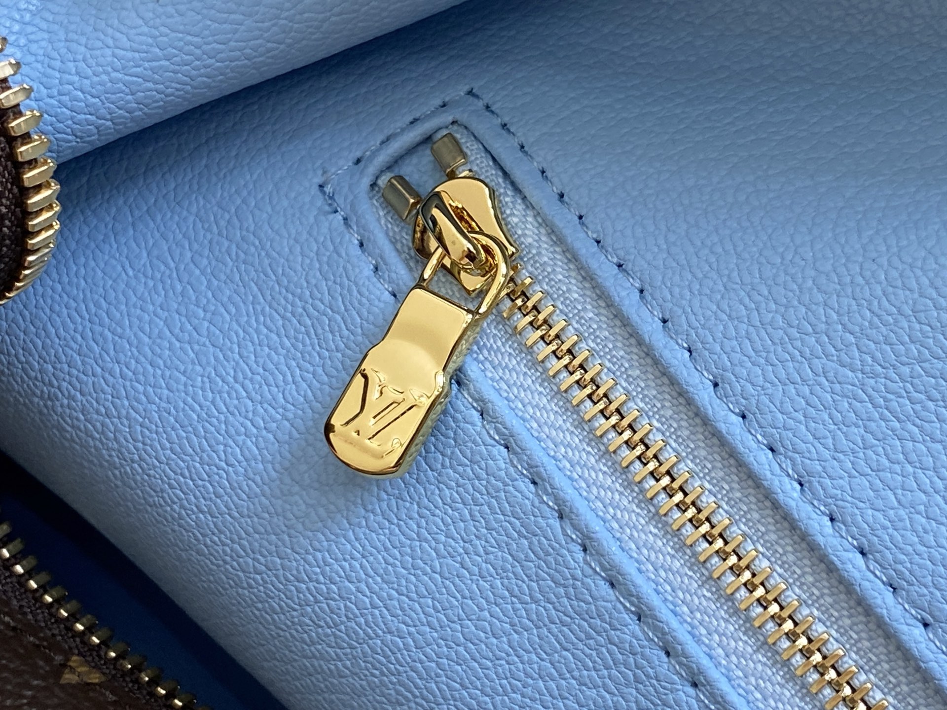 Louis Vuitton Pochette Cosmétique(18 x 9 x 27CM)