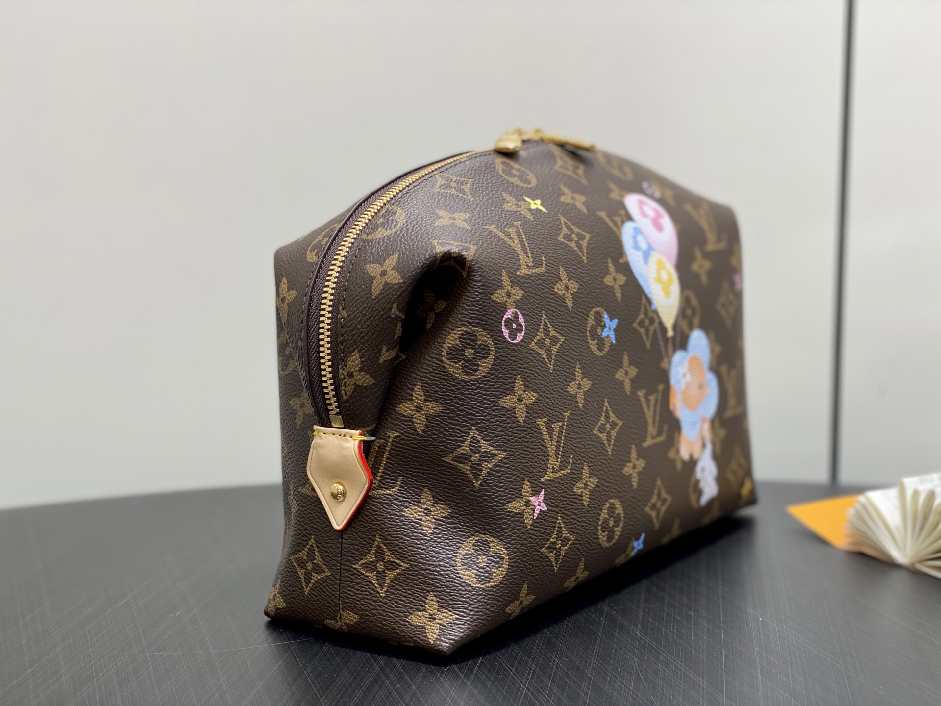 Louis Vuitton Pochette Cosmétique(18 x 9 x 27CM)
