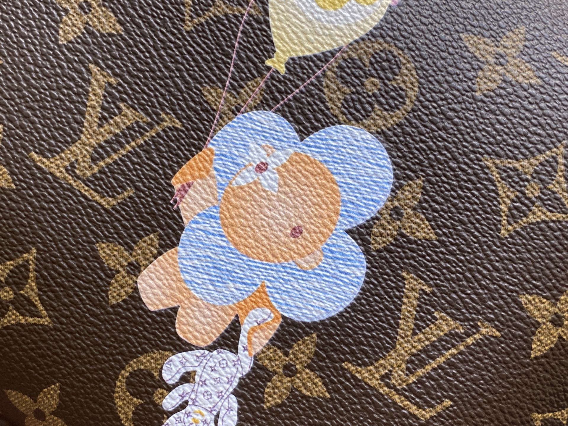 Louis Vuitton Pochette Cosmétique(18 x 9 x 27CM)