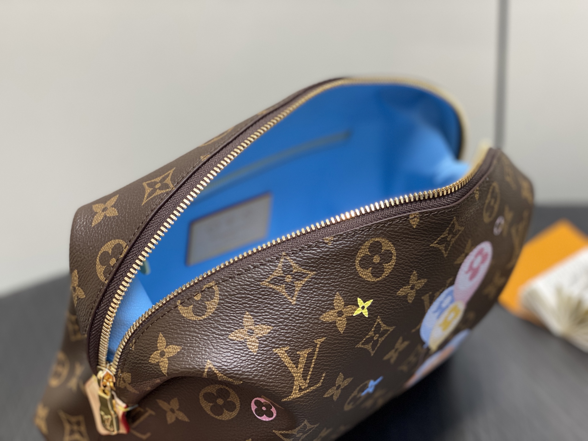 Louis Vuitton Pochette Cosmétique(18 x 9 x 27CM)