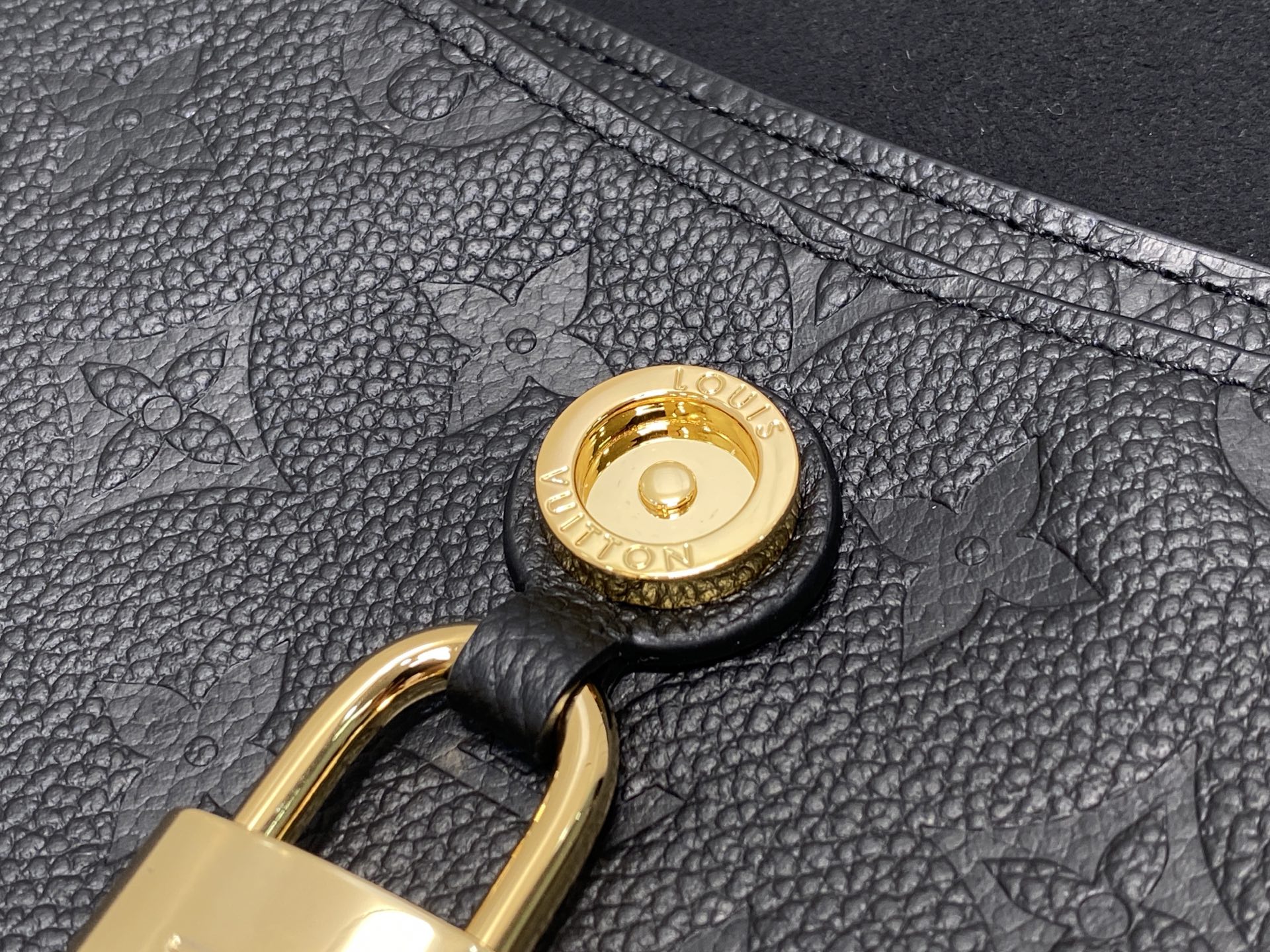 Louis Vuitt*n Anytime Flap Bag(18.5 x 9.5 x 29.5CM)