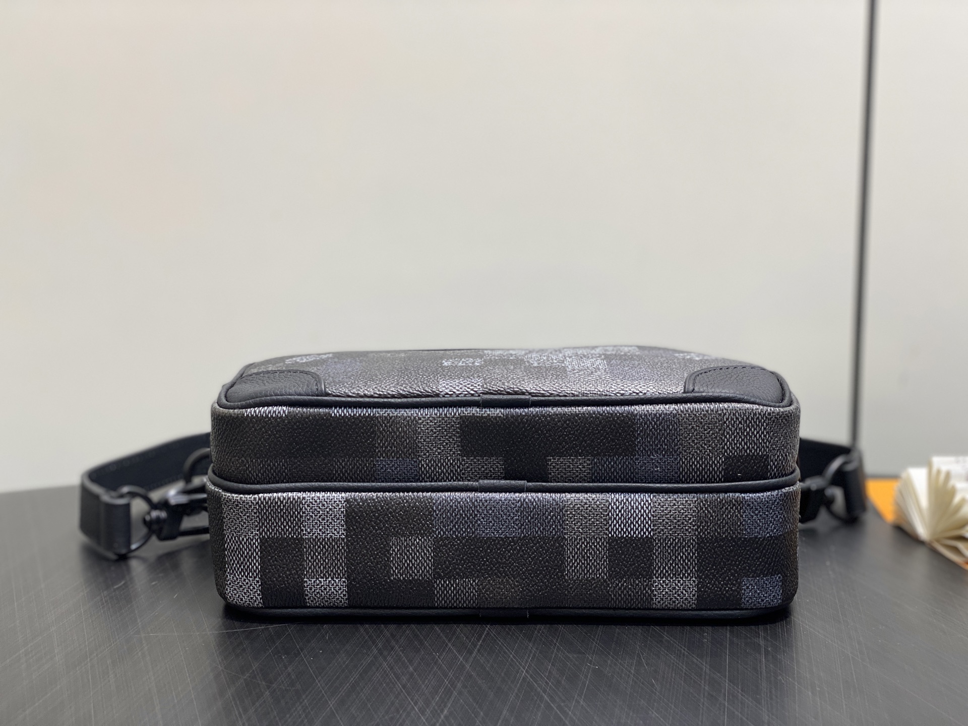 Louis Vuitton Nil Bag(17.5 x 11 x 25CM)